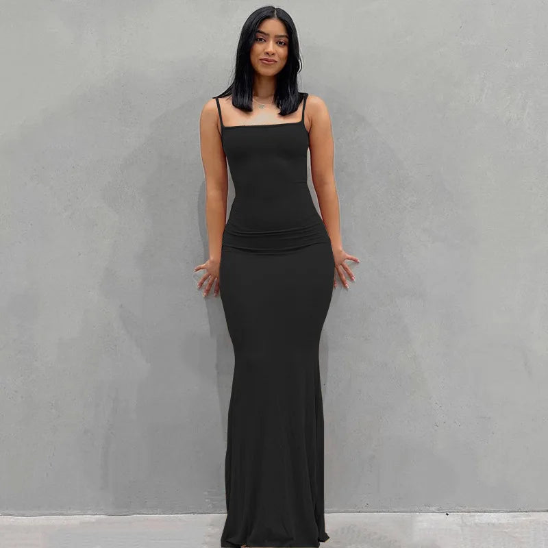 Rückenfreies Satin-Maxikleid mit schmaler Passform und Spaghettiträgern – elegant, figurbetont und perfekt für den Abend oder den Club.
