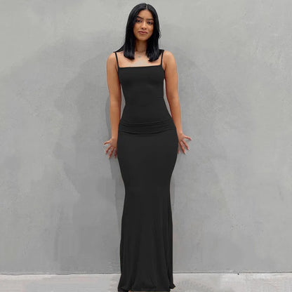 Rückenfreies Satin-Maxikleid mit schmaler Passform und Spaghettiträgern – elegant, figurbetont und perfekt für den Abend oder den Club.