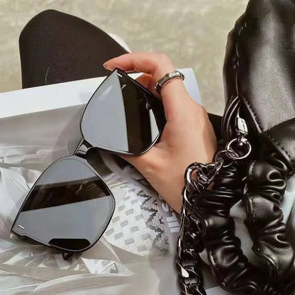 Koreanische Fashion-Sonnenbrille im eckigen Retro-Design – unisex, stylisch und ideal für Strand, Sommer und trendige Outfits.