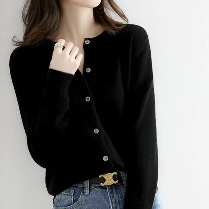 Klassischer Strickcardigan mit Rundhals und Knopfleiste – weich, schlicht und ideal für elegante Alltagslooks.