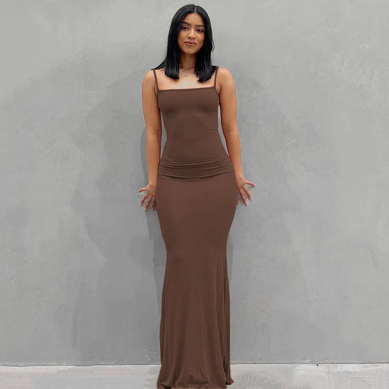 Rückenfreies Satin-Maxikleid mit schmaler Passform und Spaghettiträgern – elegant, figurbetont und perfekt für den Abend oder den Club.