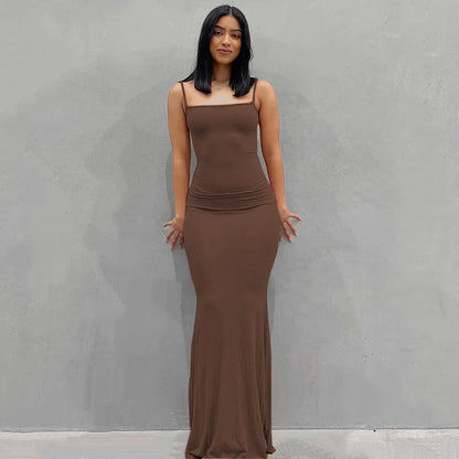 Rückenfreies Satin-Maxikleid mit schmaler Passform und Spaghettiträgern – elegant, figurbetont und perfekt für den Abend oder den Club.