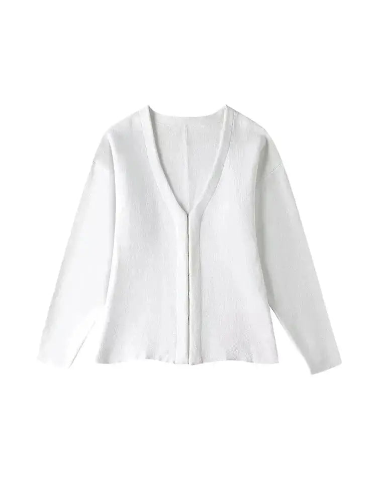 Taillierter Strick-Cardigan mit Hakenverschluss, V-Ausschnitt und Seitenschlitzen – figurbetont, modern und ideal für stylische Alltags-Outfits.
