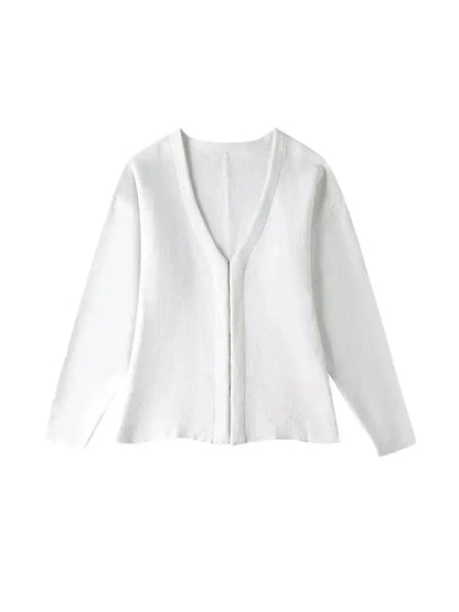 Taillierter Strick-Cardigan mit Hakenverschluss, V-Ausschnitt und Seitenschlitzen – figurbetont, modern und ideal für stylische Alltags-Outfits.