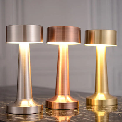 Retro Metall-Tischlampe mit Touch-Funktion – LED-Licht, USB-aufladbar und ideal als Deko für Tisch oder Raum.