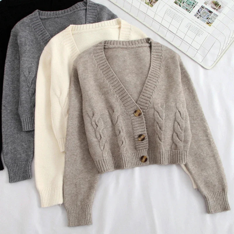 Cropped Strickcardigan mit V-Ausschnitt und Zopfmuster – warm, stylisch und perfekt für lässige Herbst- und Winterlooks.