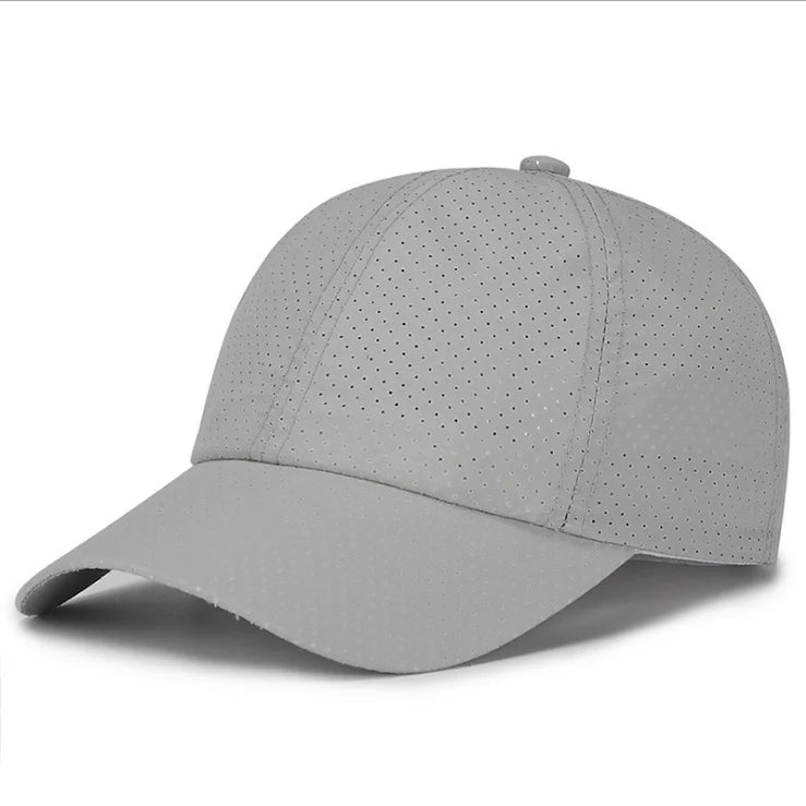 Leichte Mesh-Snapback Cap – schnell trocknend, atmungsaktiv und verstellbar für draußen.