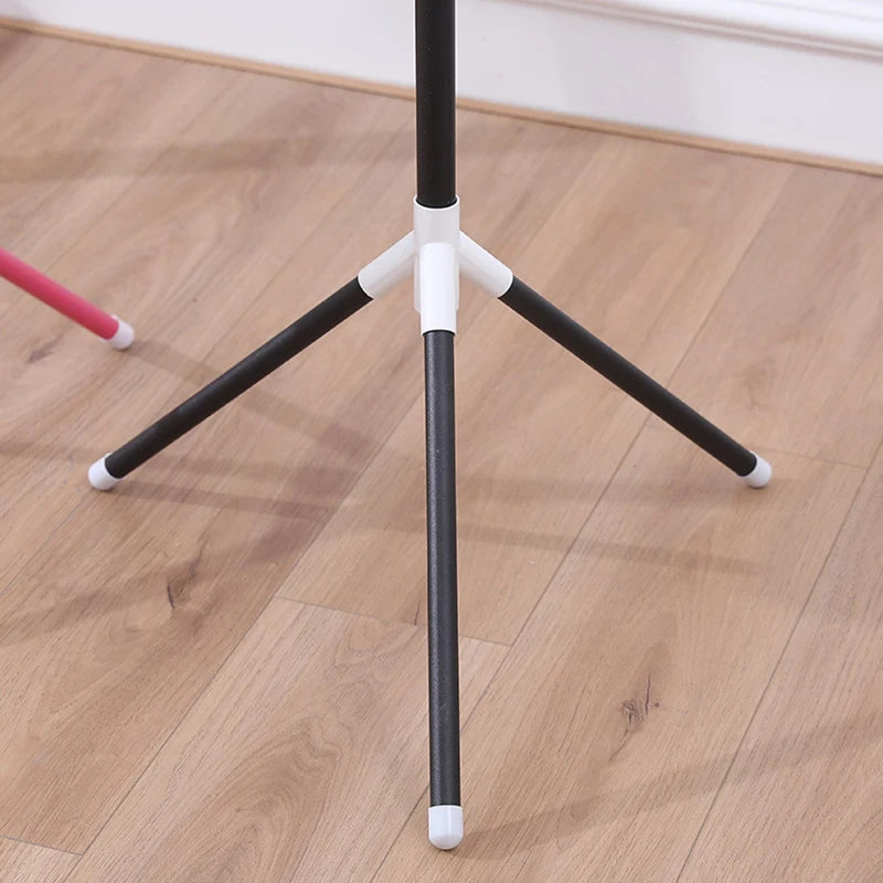 Einfacher Kleiderständer für Bodenaufstellung – ideal zur Aufbewahrung von Kleidung & Hüten, leicht montierbar und platzsparend.