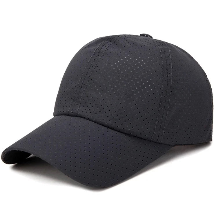 Leichte Mesh-Snapback Cap – schnell trocknend, atmungsaktiv und verstellbar für draußen.