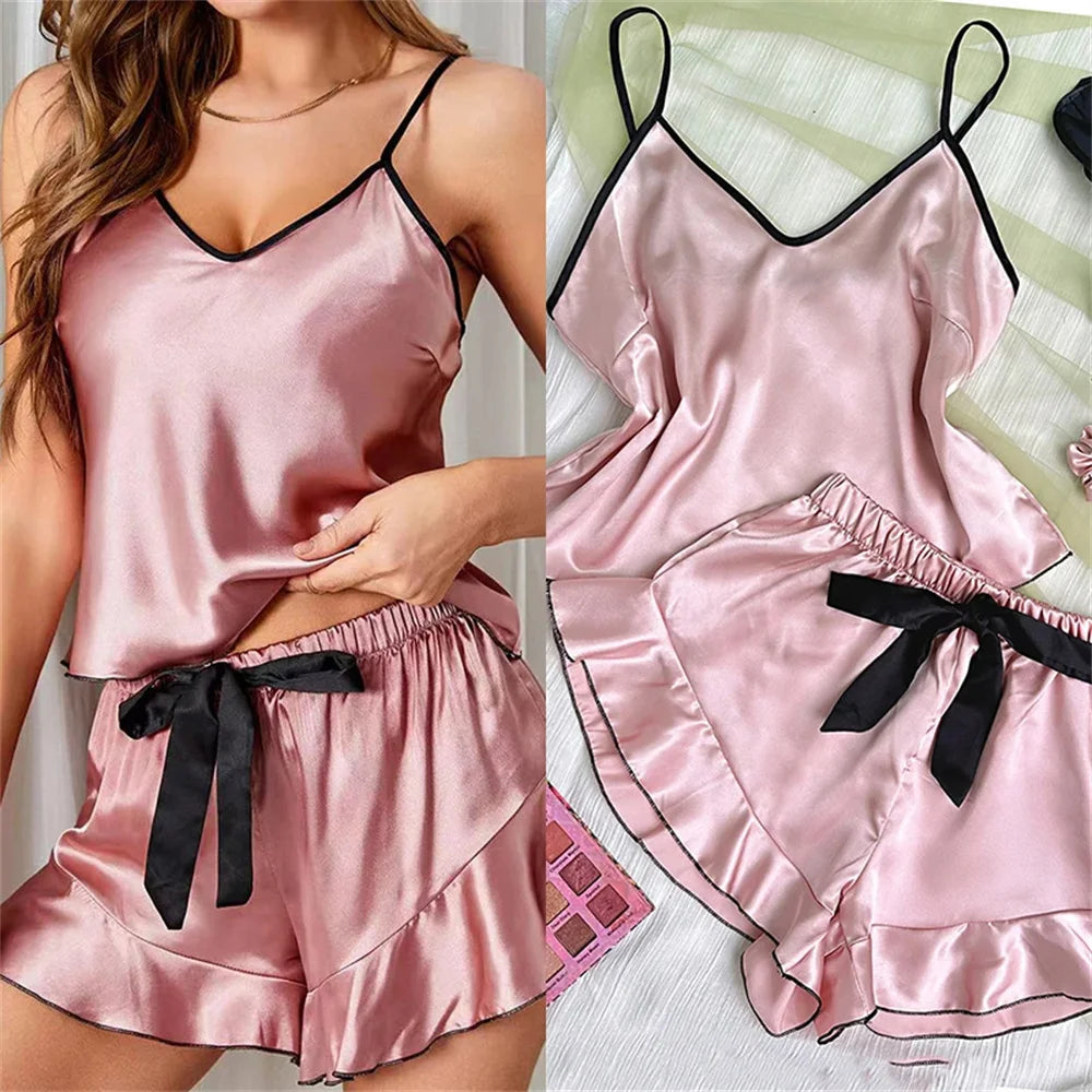 Satin-Pyjama-Set mit V-Ausschnitt, Rüschen und Schleifen-Shorts – schlicht, luftig und ideal für gemütliche Nächte zu Hause.