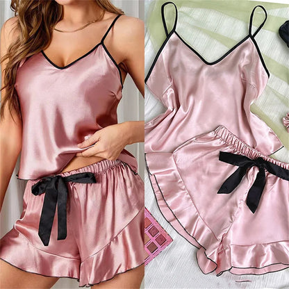 Satin-Pyjama-Set mit V-Ausschnitt, Rüschen und Schleifen-Shorts – schlicht, luftig und ideal für gemütliche Nächte zu Hause.