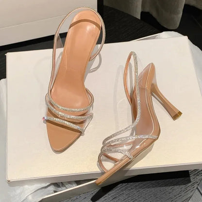 Transparente Slingback-Pumps mit Glitzer und spitzer Kappe – leicht, schick und mit hohem Absatz