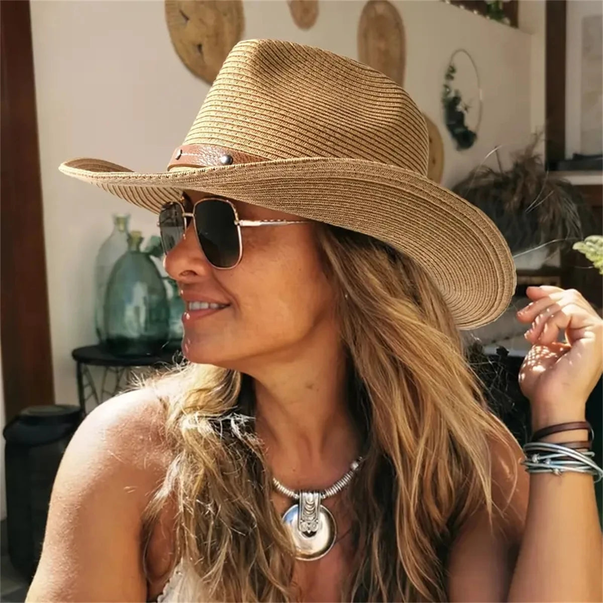 Western Cowboyhut mit breiter Krempe und Windband – stylischer Unisex-Sonnenschutz für draußen.
