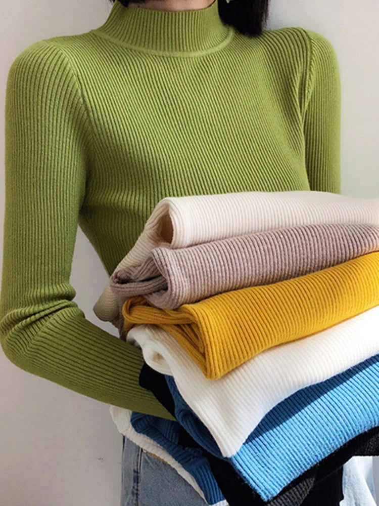 Schmaler Strickpullover mit Stehkragen – vintage-inspiriert, schlicht und ideal für stylische Alltagslooks in kühleren Monaten.