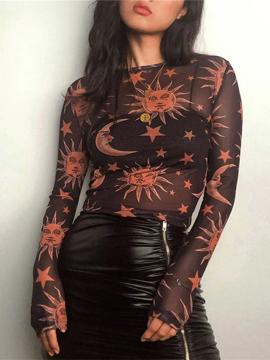 Transparentes Mesh-Top mit Sonne-Mond-Print, Rundhals und langen Ärmeln – schmal geschnitten und perfekt für lässige Looks mit besonderem Touch.