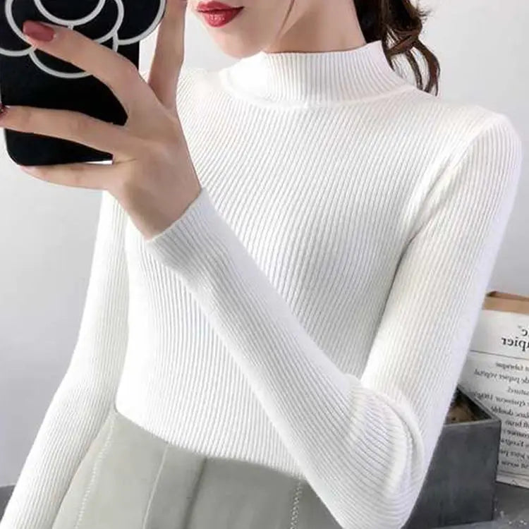 Schmaler Strickpullover mit Stehkragen – vintage-inspiriert, schlicht und ideal für stylische Alltagslooks in kühleren Monaten.