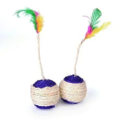 Katzenspielzeug mit Sisal-Kratzball und Feder – ideal zur Krallenpflege und spielerischen Beschäftigung von Kitten und ausgewachsenen Katzen.