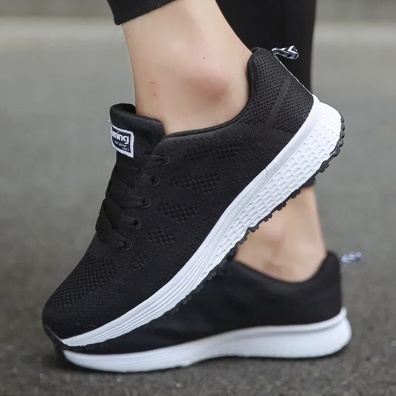 Modische Damen-Sneaker aus atmungsaktivem Mesh – leicht, bequem und ideal für Alltag, Spaziergänge oder Freizeitlooks.