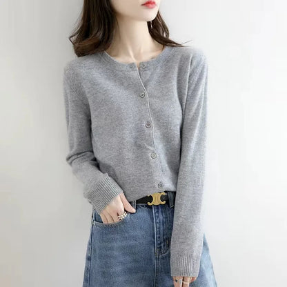 Klassischer Strickcardigan mit Rundhals und Knopfleiste – weich, schlicht und ideal für elegante Alltagslooks.