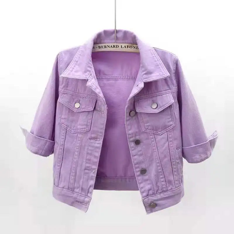 Kurze Jeansjacke in Pastellfarben – locker geschnitten, lässig und ideal für stylische Übergangslooks.