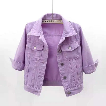 Kurze Jeansjacke in Pastellfarben – locker geschnitten, lässig und ideal für stylische Übergangslooks.