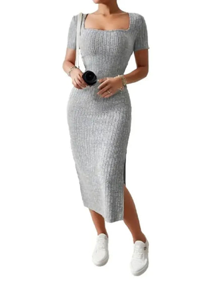 Robe midi côtelée – encolure carrée, coupe ajustée, manches courtes et fente latérale dans un design polyvalent