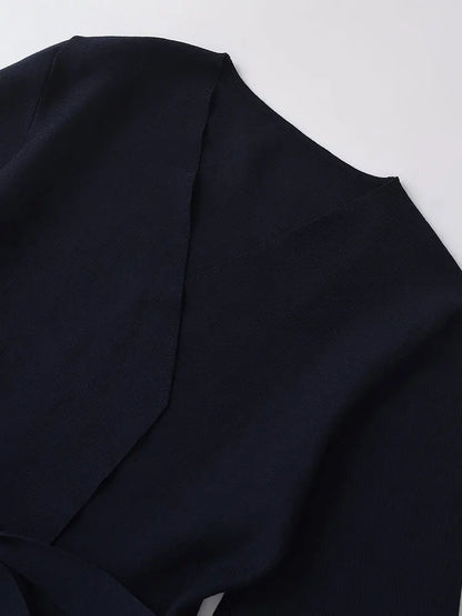 Leichter Strickcardigan mit V-Ausschnitt, Bindegürtel und schmalem Schnitt – ideal für stylische Y2K-Looks im Alltag.