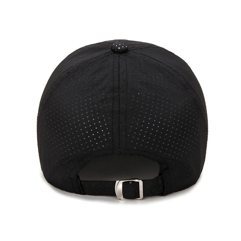 Leichte Mesh-Snapback Cap – schnell trocknend, atmungsaktiv und verstellbar für draußen.
