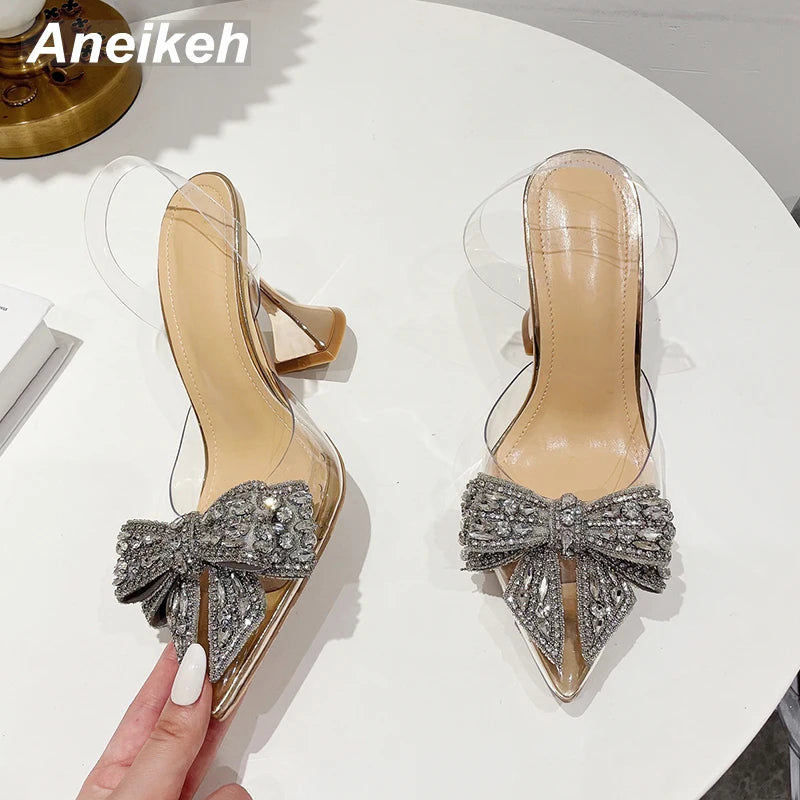 High-Heel-Pumps mit Schleifendetail, spitzer Kappe und Knöchelriemen – elegant, leicht und ein echter Hingucker