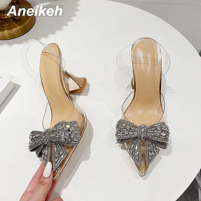 High-Heel-Pumps mit Schleifendetail, spitzer Kappe und Knöchelriemen – elegant, leicht und ein echter Hingucker