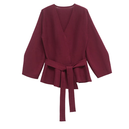 Leichter Strickcardigan mit V-Ausschnitt, Bindegürtel und schmalem Schnitt – ideal für stylische Y2K-Looks im Alltag.