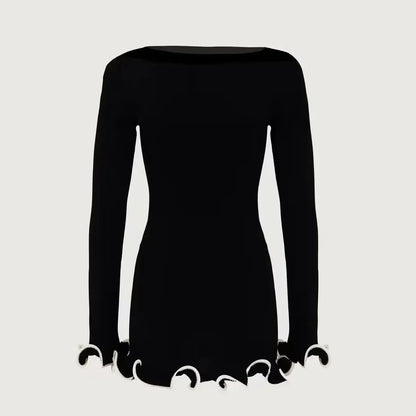 Vestido de punto ajustado con detalles en contraste y mangas largas – elegante, cómodo y perfecto para apariciones con estilo.