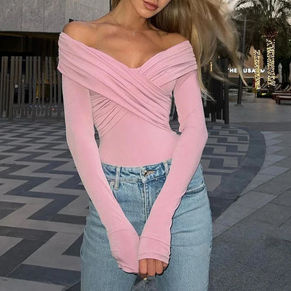 Schulterfreier Bodysuit – Eng anliegender Langarm-Body mit überkreuzten Falten im modernen Streetwear-Look