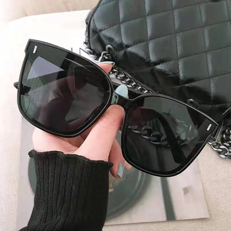 Koreanische Fashion-Sonnenbrille im eckigen Retro-Design – unisex, stylisch und ideal für Strand, Sommer und trendige Outfits.