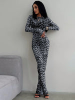 Maxikleid aus transparentem Mesh mit Leopardenprint und langen Ärmeln – figurbetont, auffällig und perfekt für Club oder Urlaub.