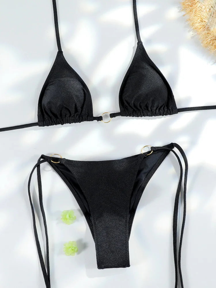 Set di Bikini Triangolo Sexy – Micro-Tanga con Dettagli in Catena e Design a Bandage in Motivi di Tendenza
