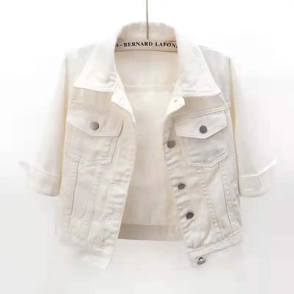 Kurze Jeansjacke in Pastellfarben – locker geschnitten, lässig und ideal für stylische Übergangslooks.