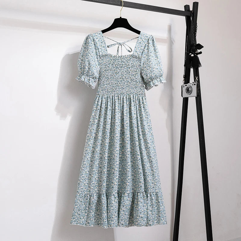 Luftiges Chiffonkleid mit elastischer Taille und Falten – kurzärmelig, bequem und perfekt für entspannte Sommerlooks.
