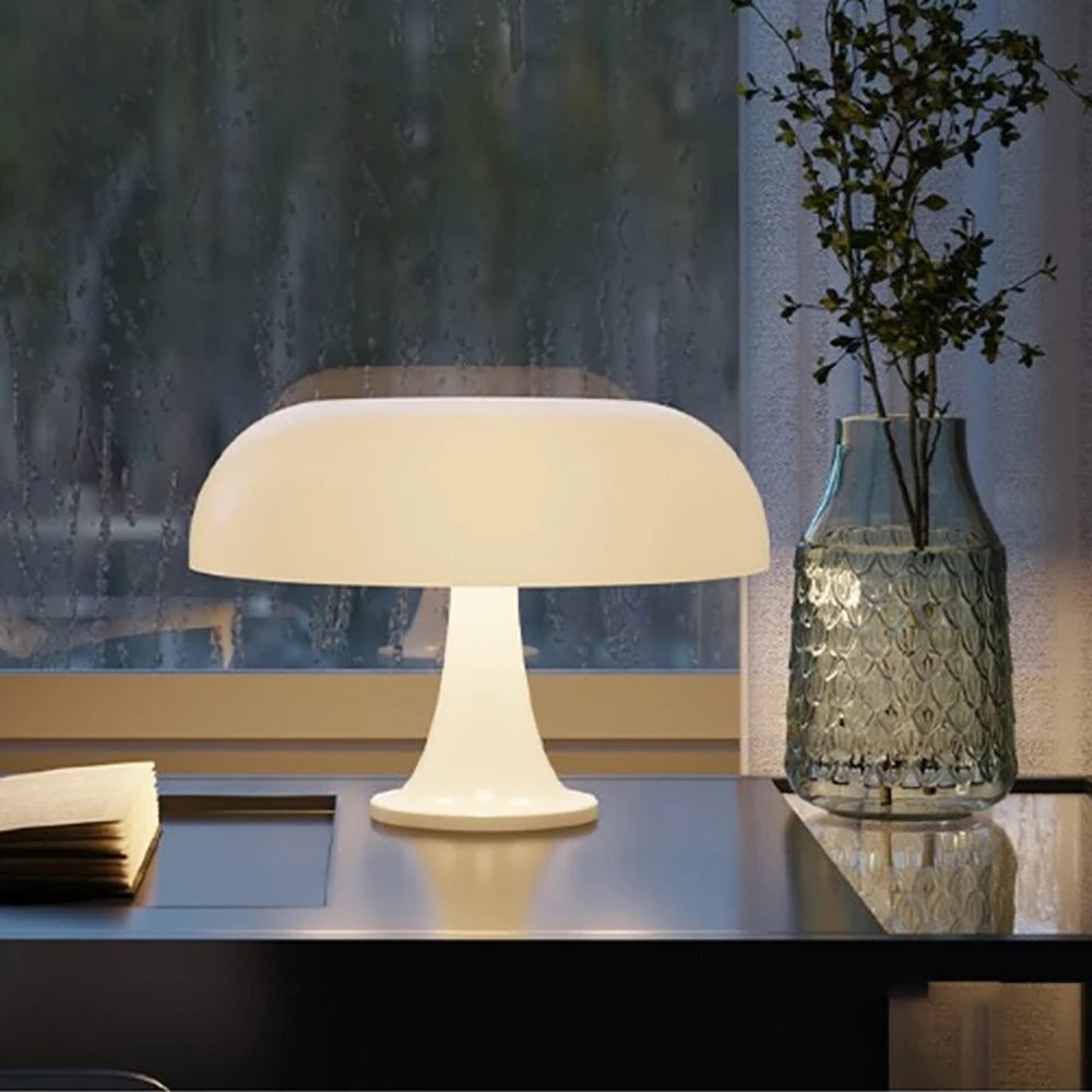 Pilz-Tischlampe im Bauhaus-Stil – modernes Design mit Farb-Highlight, ideal als Deko oder fürs Schlafzimmer.