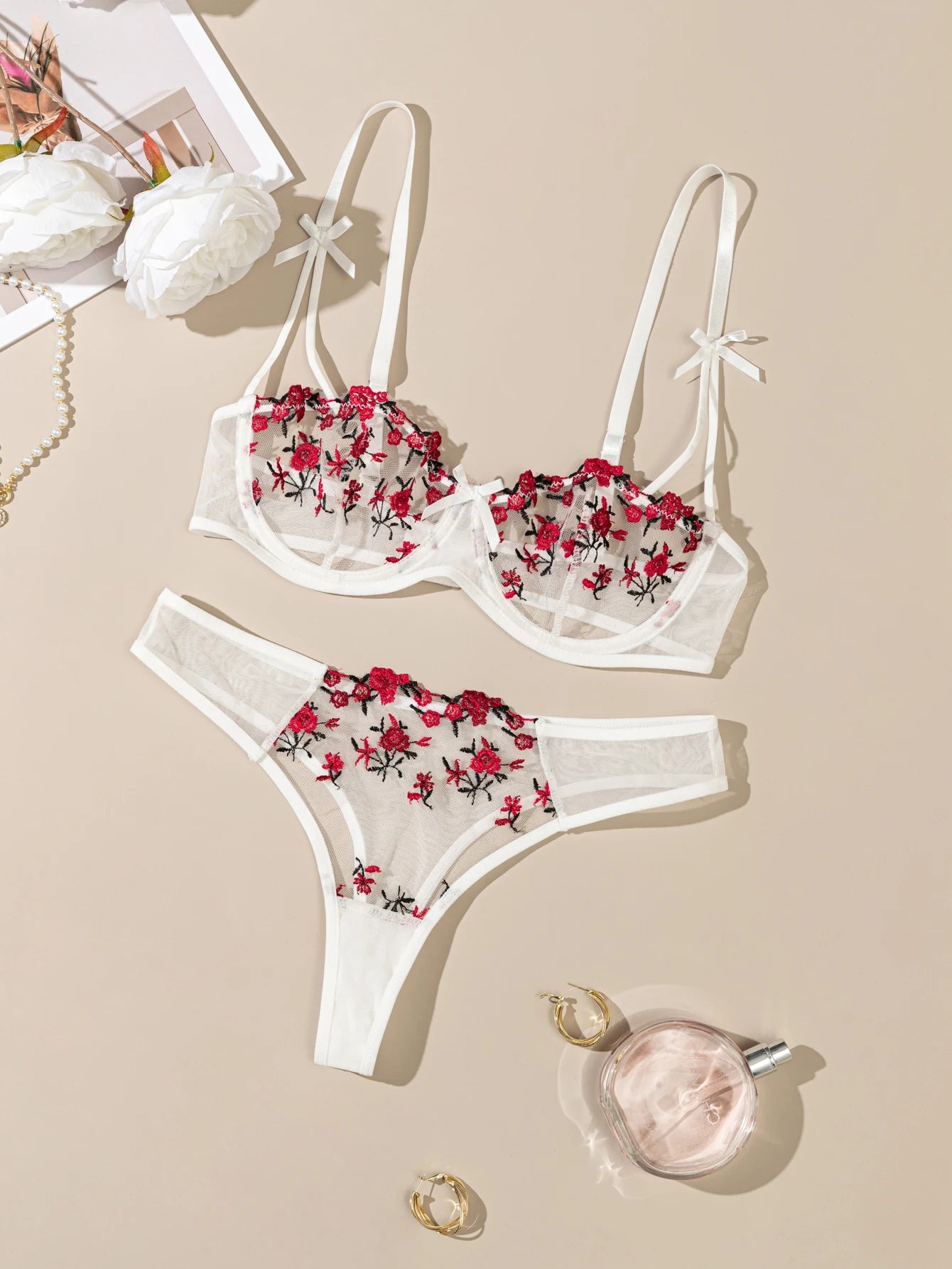 Zweiteiliges Dessous-Set mit Blumenstickerei – Verführerische Eleganz & Stil