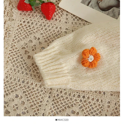 Weicher Strickcardigan mit bunten Blumen-Applikationen und V-Ausschnitt – cropped, verspielt und perfekt für auffällige Looks.