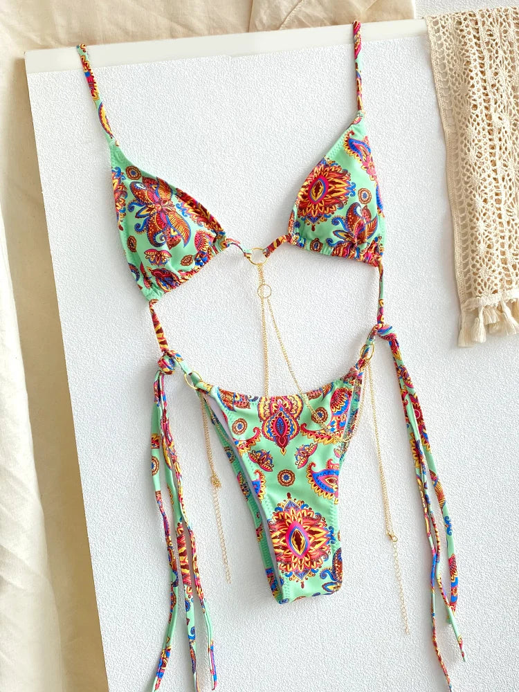 Set di Bikini Triangolo Sexy – Micro-Tanga con Dettagli in Catena e Design a Bandage in Motivi di Tendenza