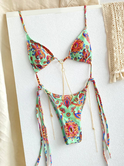 Set di Bikini Triangolo Sexy – Micro-Tanga con Dettagli in Catena e Design a Bandage in Motivi di Tendenza