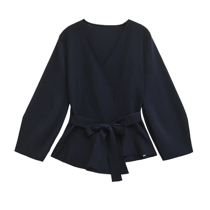 Leichter Strickcardigan mit V-Ausschnitt, Bindegürtel und schmalem Schnitt – ideal für stylische Y2K-Looks im Alltag.