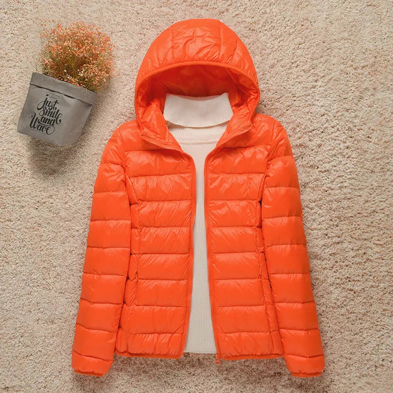 Leichte Daunenjacke mit winddichtem Design – schmal geschnitten, warm und perfekt für kalte Tage mit stylischem Komfort.