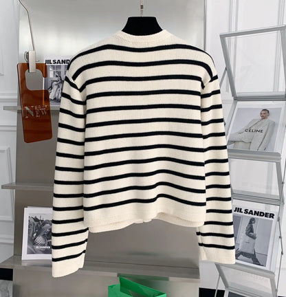 Gestreifter Strick-Cardigan mit Rundhals und Knopfleiste – cropped, chic und perfekt für lässige Looks im Alltag.