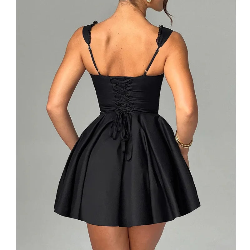 Lamuusaa Korsettkleid – Stilvolles Minikleid mit eckigem Ausschnitt, ärmellos und verspieltem Rüschen-Saum. Perfekt für aufregende Looks im Club oder besondere Anlässe.