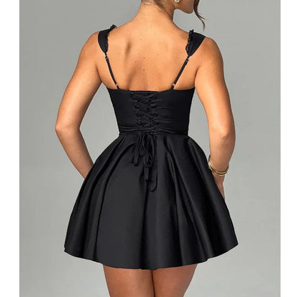 Lamuusaa Korsettkleid – Stilvolles Minikleid mit eckigem Ausschnitt, ärmellos und verspieltem Rüschen-Saum. Perfekt für aufregende Looks im Club oder besondere Anlässe.