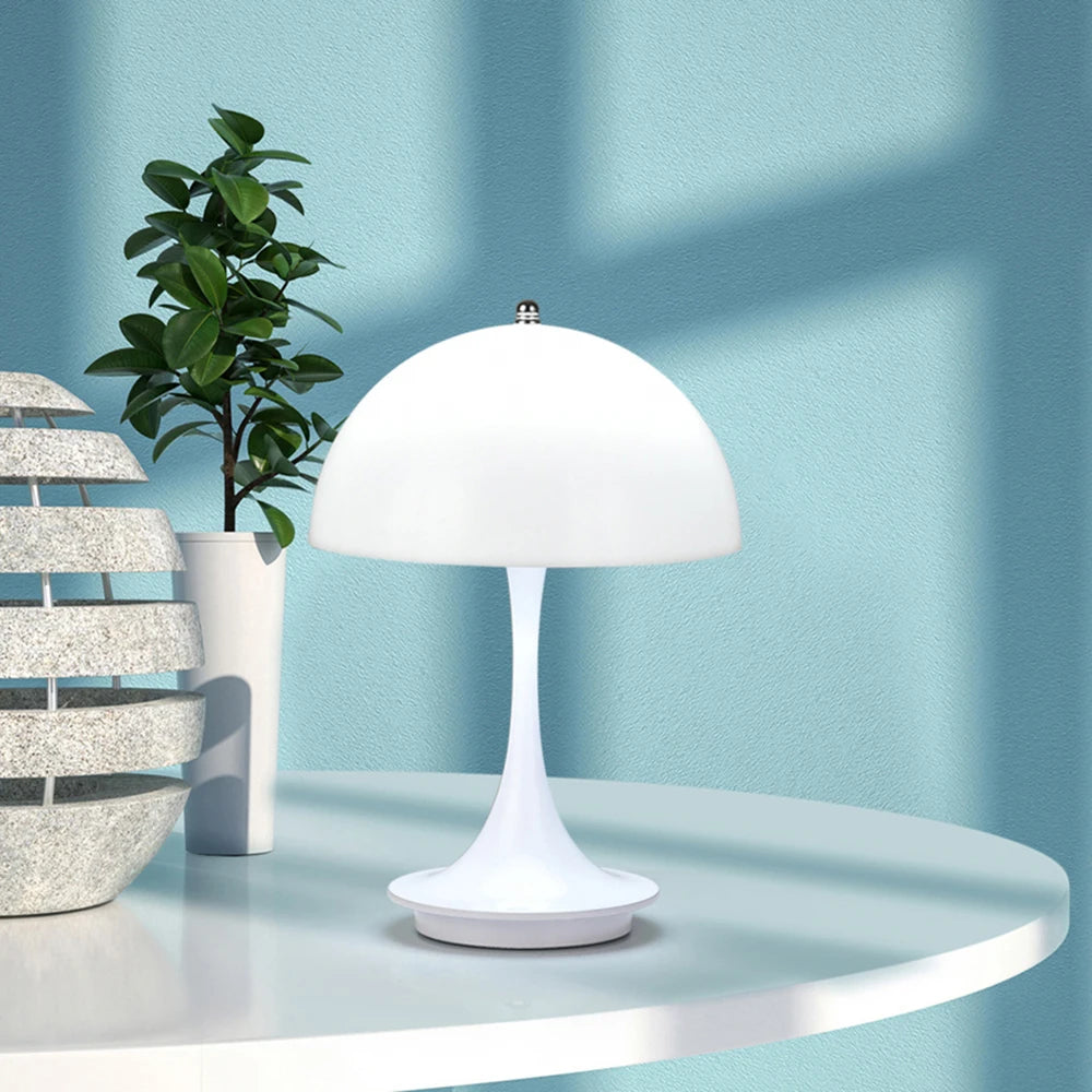 Kompakte Pilz-Tischlampe mit USB-Ladung & Touch-Dimmung – blütenknospenförmiges Design, ideal als dekoratives Nachtlicht im Schlafzimmer.