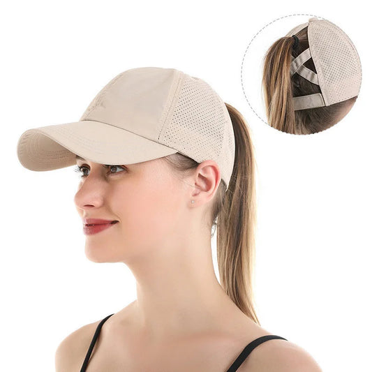 Schnelltrocknende Mesh-Baseball Cap mit Zopfloch – sportlicher Look in Unifarbe.